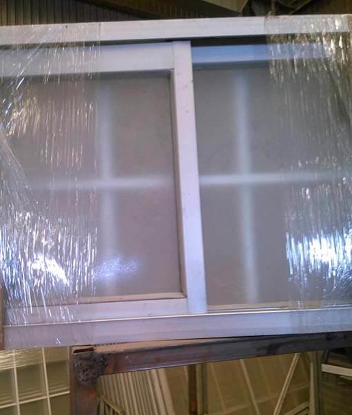 Ventanas de Aluminio con Proteccion para Baño 60cmX40cm, Perfil de 1 1/2, Anodizada, Vidrio Opaco, Sin Mosquitero