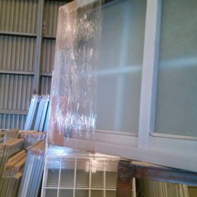 Ventanas de Aluminio con Proteccion para Baño 60cmX40cm, Perfil de 1 1/2, Anodizada, Vidrio Opaco, Sin Mosquitero